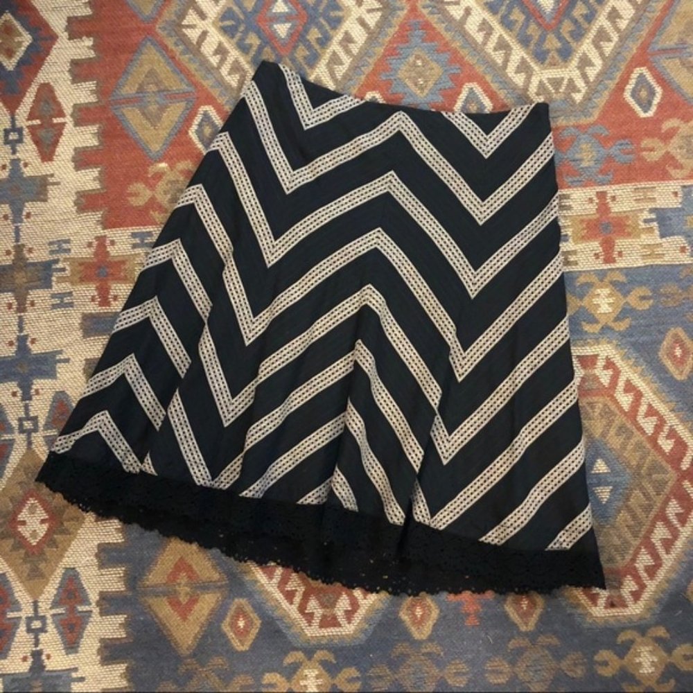 🔴Ann Taylor chevron black lace skirt size 10